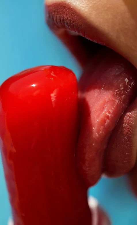 正在添冰棒的嘴唇特写创意手机壁纸