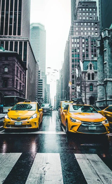 城市市中心斑马线上的黄色出租车