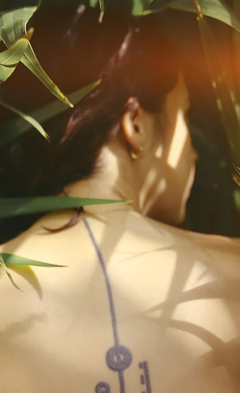 背上个性纹身的欧美女生裸背手机壁纸