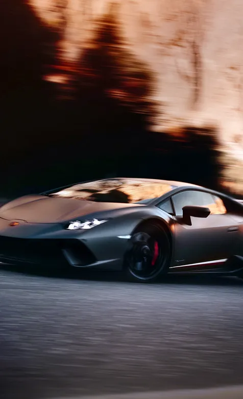 飞驰的黑色兰博基尼超级跑车