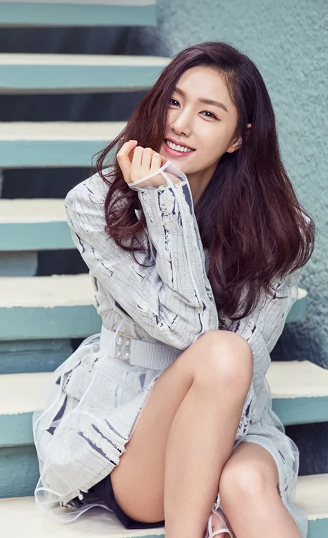 坐在台阶上的大长腿清纯长发美女