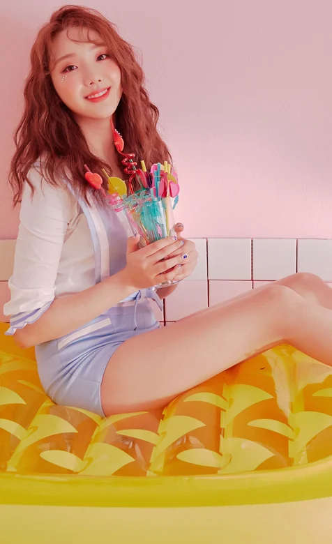 坐在气垫床上满满少女心的长卷发亚洲美女