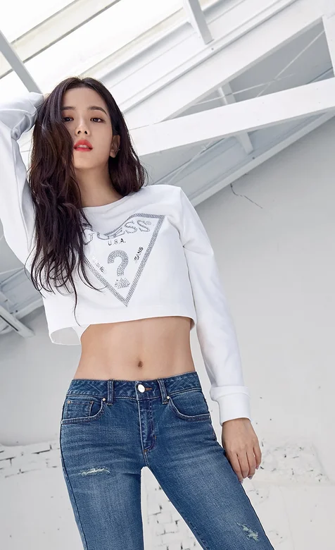 露脐上衣，紧身牛仔裤的长发美女