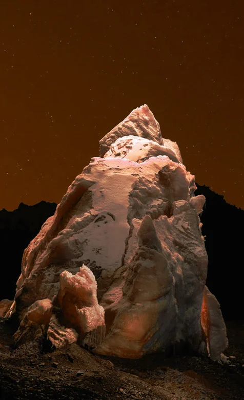 星空下的白色奇特陨石手机壁纸