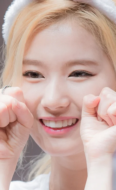 头戴兔耳朵萌萌做可爱表情的美女手机壁纸