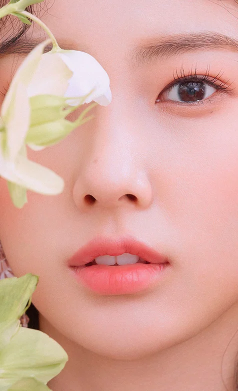 高颜值粉唇清纯的女生肖像摄影手机壁纸