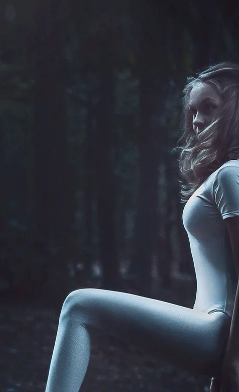 背靠大树身材完美的欧美少女唯美摄影手机壁纸