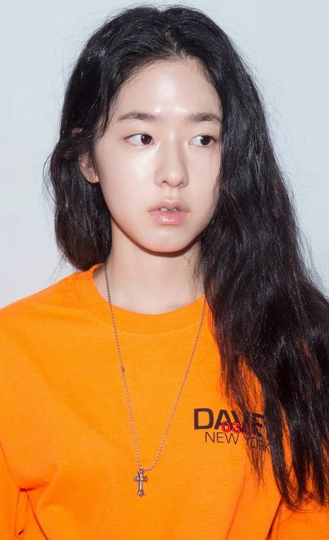 穿橙色t恤上衣的长卷发美女手机壁纸