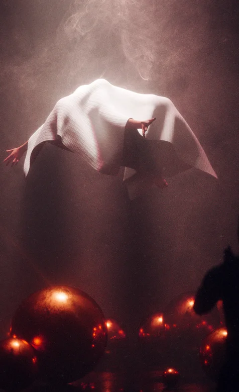 悬浮飞起的人物个性桌面壁纸