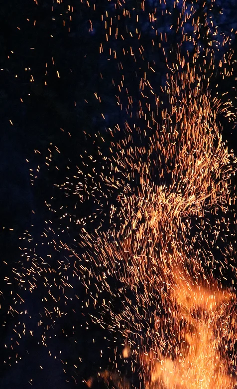 森林篝火窜出的火星唯美手机壁纸