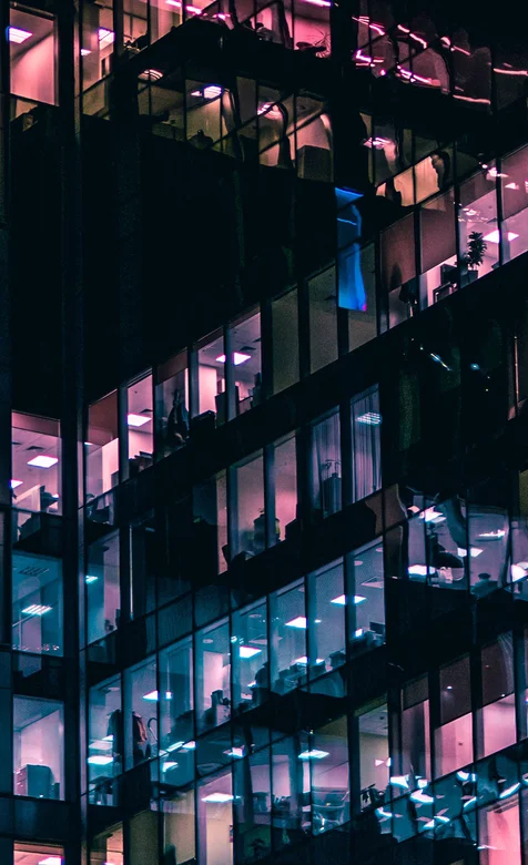 夜间的办公大楼依旧灯火阑珊