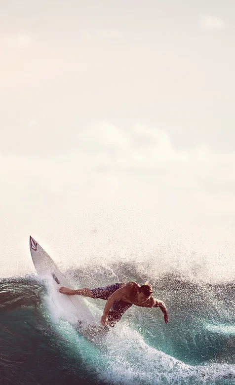 正在激情冲浪的欧美型男手机壁纸