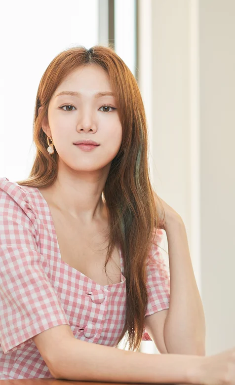 长发穿格子连衣裙坐在桌前的邻家小姐姐