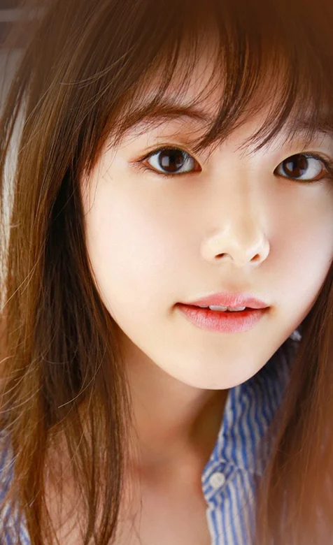 穿条纹衬衫的长发没少女手机壁纸，好清纯