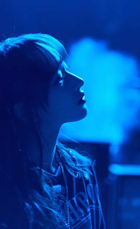 蓝色调等下的时尚的美女高清手机壁纸