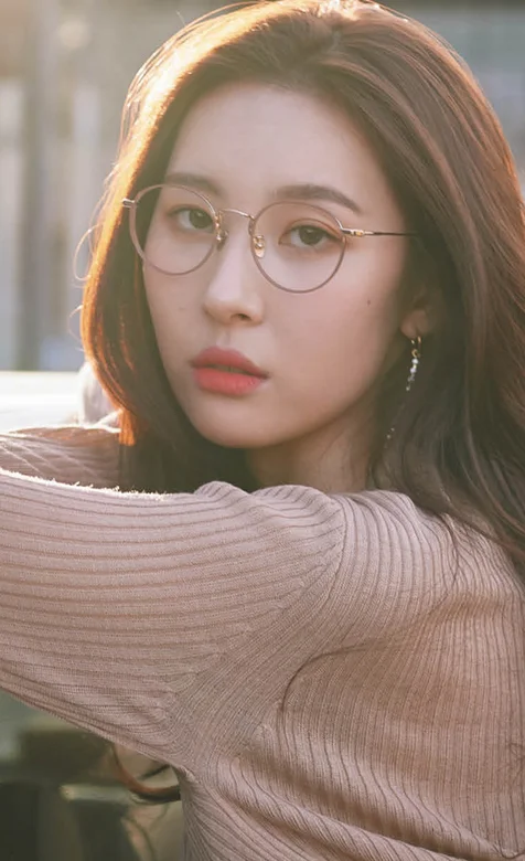 长发戴眼镜的亚洲清纯女生高清手机壁纸