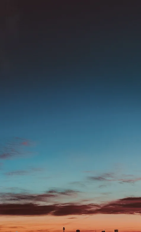 将近入夜的城市天际线风景