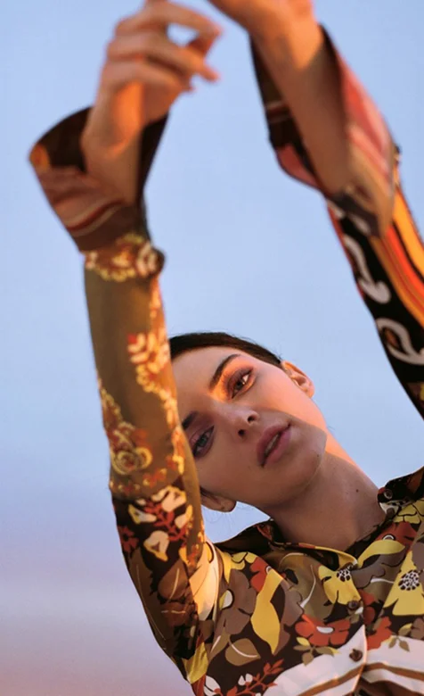 穿黄花时尚衬衫的欧美美女手机壁纸