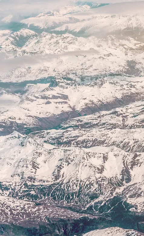 飞机上航拍大雪封山的山脉高清手机壁纸
