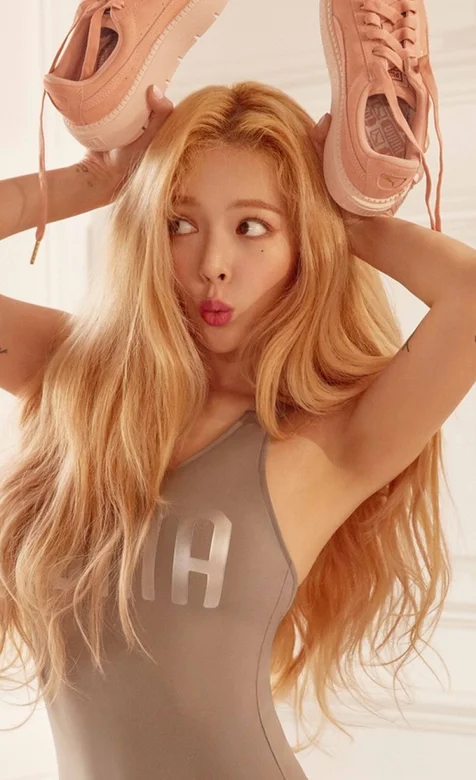 穿紧身衣，高举一双运动鞋当兔耳朵的可爱韩国美女