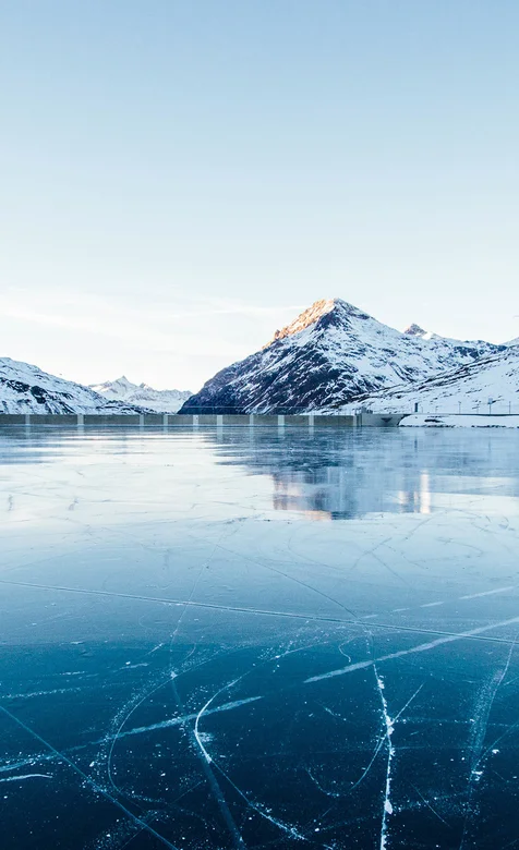 雪山下结冰的湖面唯美风景手机壁纸，天然的溜冰场