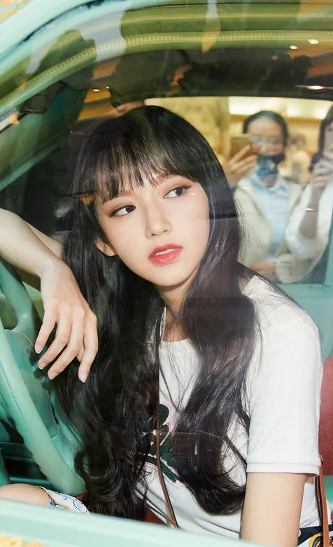 车展上坐在车里的长卷发高颜值美女手机壁纸