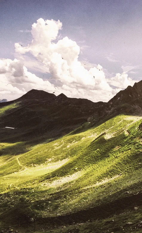 没有树木，绿草满地的山脉摄影手机壁纸