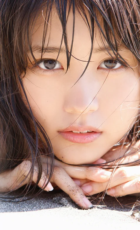 趴在沙滩上的清纯亚洲美女高清手机壁纸