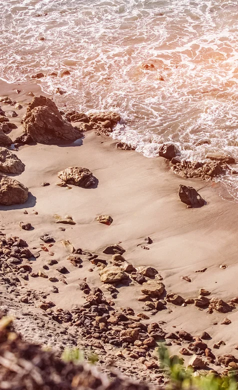 海边沙滩上的礁石摄影手机壁纸