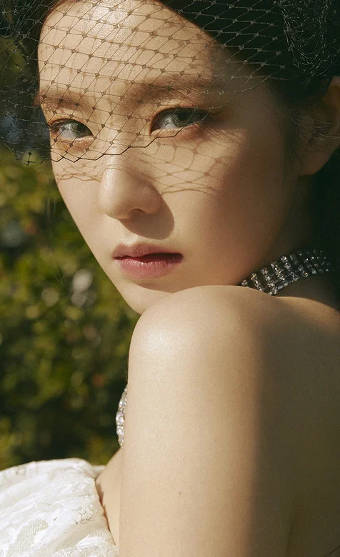 清纯穿婚纱装的韩国美女个性手机壁纸