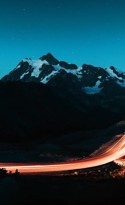 山间高速，行走的车灯高清手机壁纸