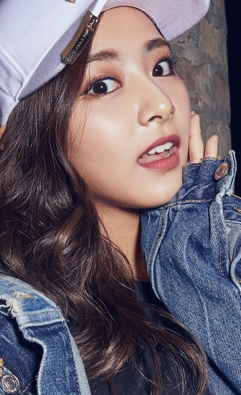 戴时尚鸭舌帽穿牛仔外套的韩国美女