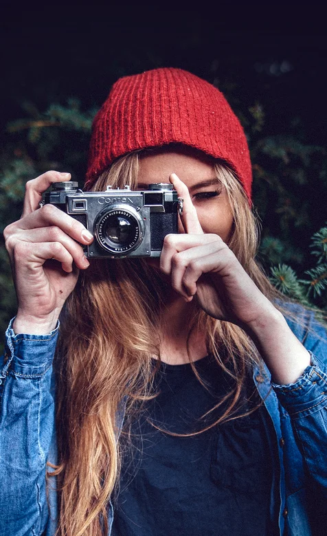 戴红帽拍照的欧美长发美女手机壁纸图片