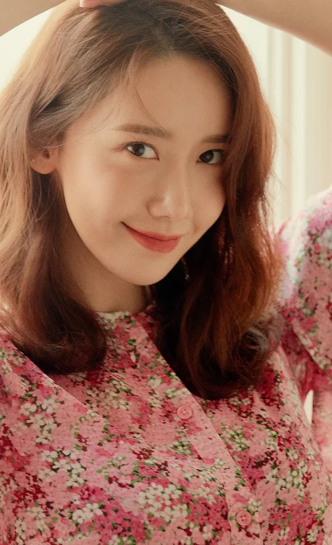 穿粉红花衬衫的韩国明星林允儿手机壁纸