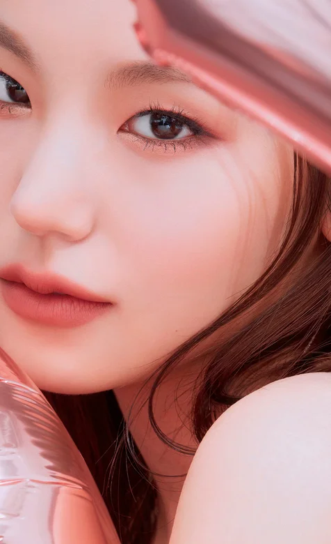 抱着生日气球的韩国美女侧颜的高清手机壁纸