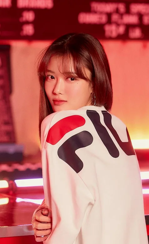 穿斐乐时尚上衣的长发美女手机壁纸