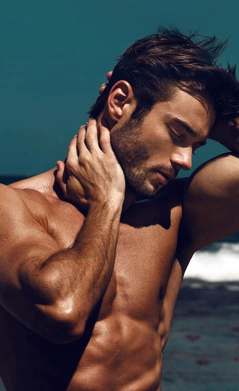 欧美健美型男模特沙滩摄影手机壁纸