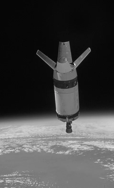 大气层中的飞行物手机壁纸