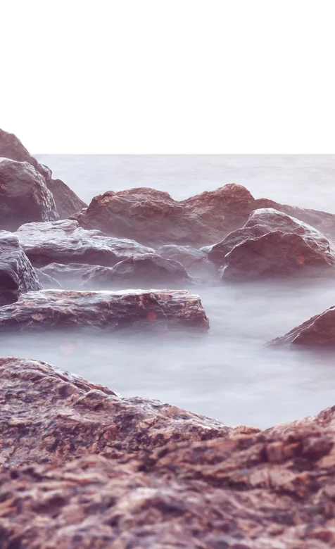 水雾弥漫的海边礁石高清手机壁纸