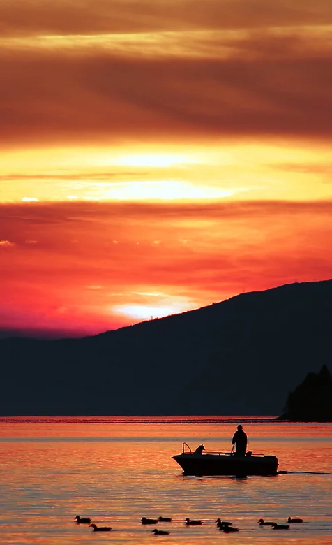 夕阳西照，湖中辛勤的渔民正在劳作着