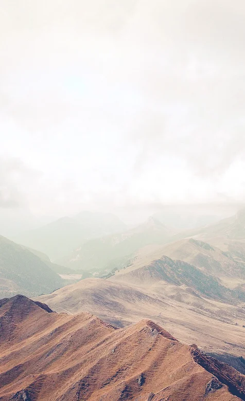 光秃秃高低起伏的奇特山脉手机壁纸