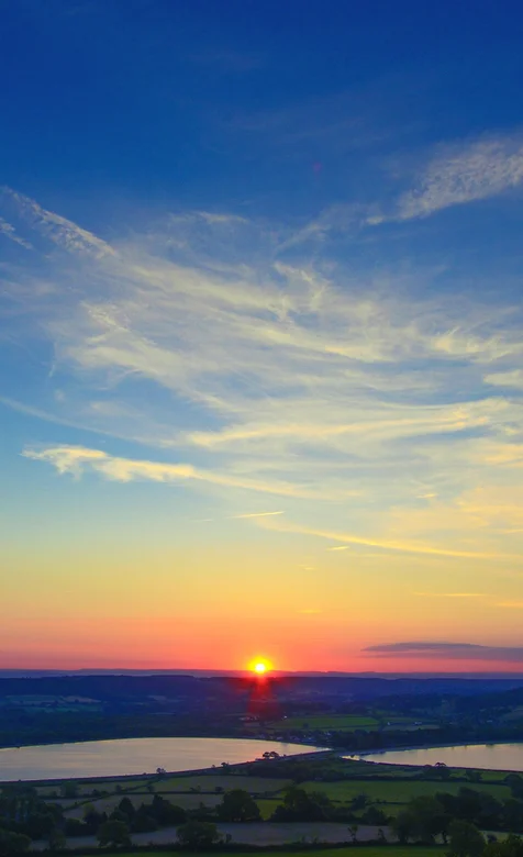 晴空万里的天空观落日奇观的唯美手机壁纸