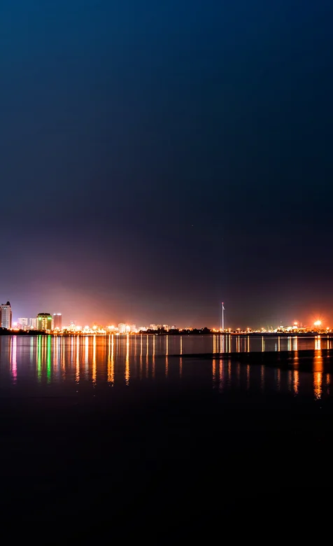 海滨城市的繁华夜景灯光高清手机壁纸