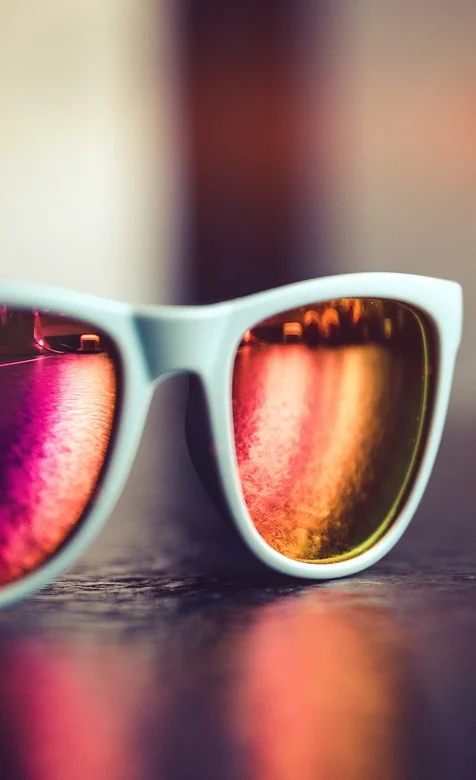 7彩炫丽偏光眼镜静物摄影高清手机壁纸