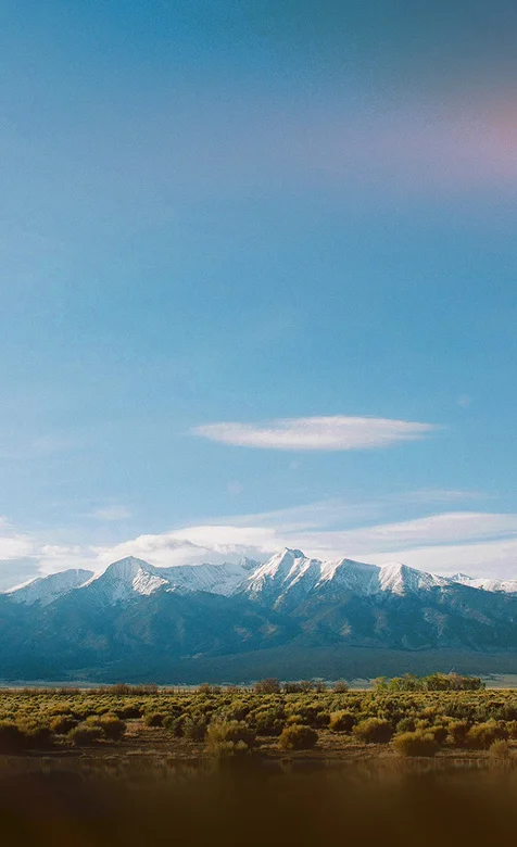 一边绿地，一边雪山，超美的大自然风景手机壁纸