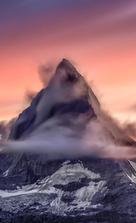 烟雾环绕的高山高清手机壁纸