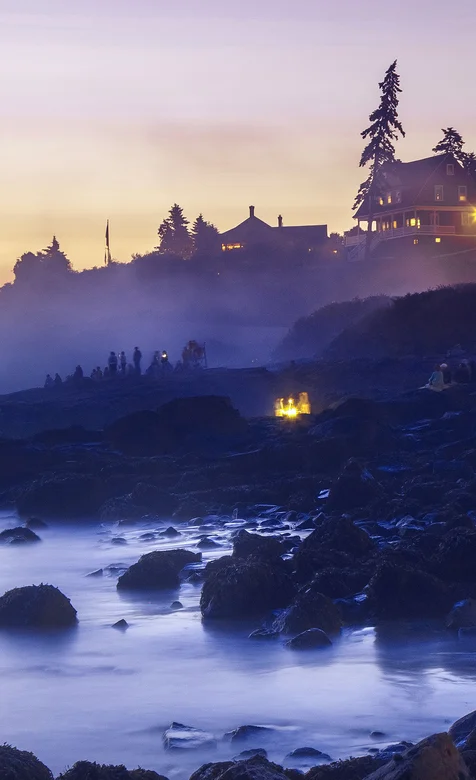 雾蒙蒙的海边小镇高清手机壁纸