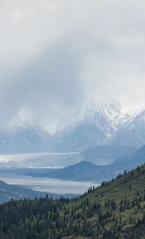 烟雾笼罩的雪山唯美风景手机壁纸