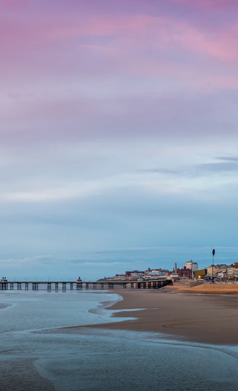 海滩上的木栈道手机壁纸