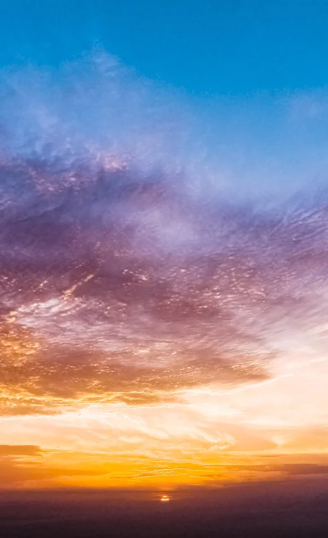 太阳下山了，海上唯美火烧云的风景手机壁纸